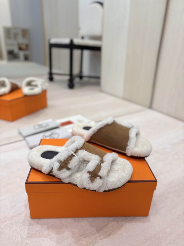 2026 LV Fur saddles 0817